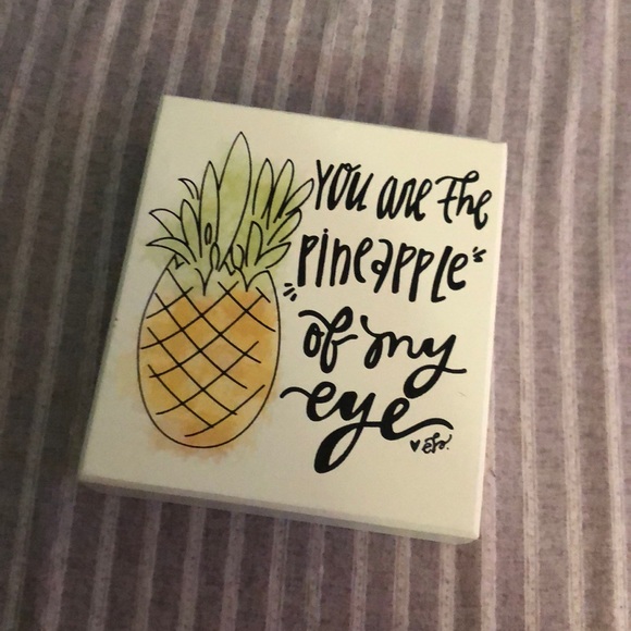 Pineapple sign - Picture 1 of 1